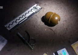 Патрульні виявили у черкащанина ймовірно бойову гранату, яку той носив у кишені
