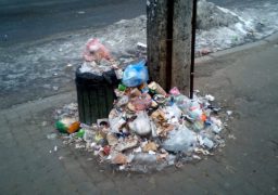 Зупинки громадського транспорту у Черкасах заваленні сміттям