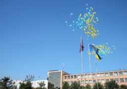 На Соборній площі урочисто підняли державний прапор України