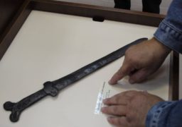 Черкаському археологічному музею подарували меч акінак
