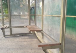Вандали розтрощили автобусну зупинку на Залізняка