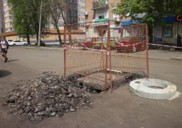 На вул. Гоголя, поблизу Центрального ринку, КП «Черкасиводоканал» виконує ремонтні роботи