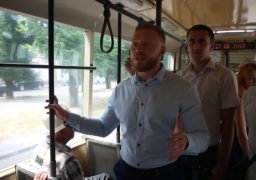Дмитро Кухарчук спілкується з виборцями навіть у громадському транспорті