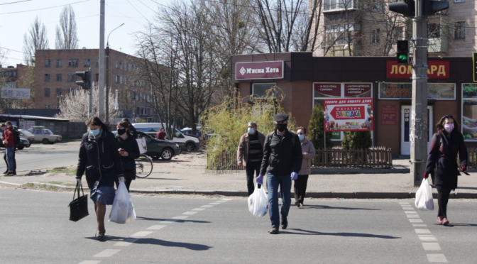 Карантин по-новому: на вулицях Черкас переважна більшість громадян ходять у масках