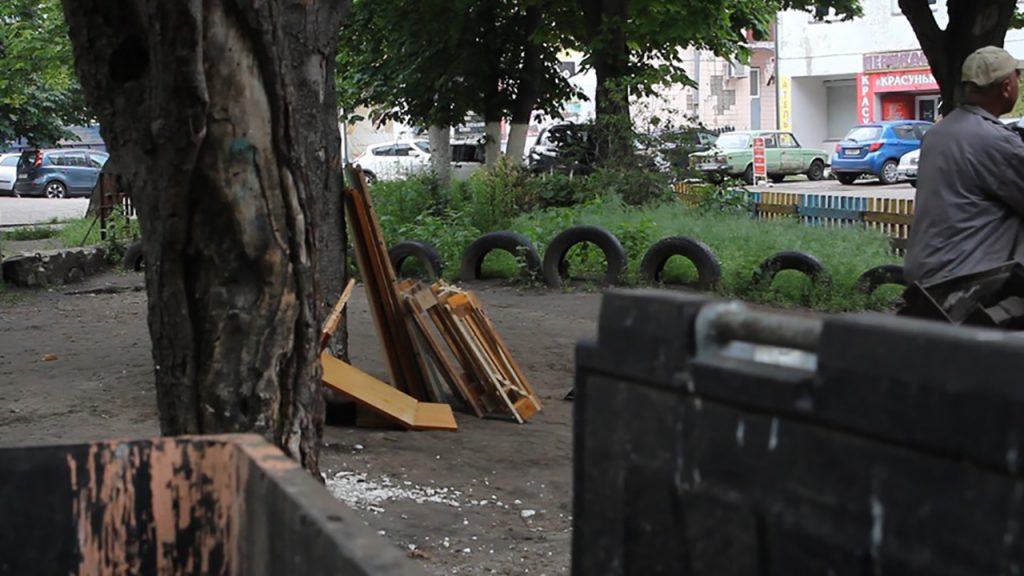«Нова якість» вивозить негабаритне сміття з непідготовленого майданчику в середмісті, залишаючи частину непотребу на місці.