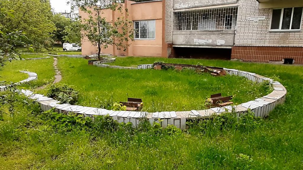 Через соціальні мережі черкасці просять облаштувати скверик на розі вулиць Новопречистенської та Гоголя. Наразі там занедбана місцина, але колись давно була зона відпочинку.