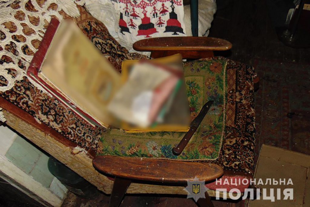 Поліцейські затримали чоловіка, який жорстоко вбив жителя Городища. Щоб приховати сліди злочину, зловмисник підпалив будинок потерпілого.