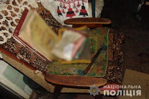 Поліцейські затримали чоловіка, який жорстоко вбив жителя Городища. Щоб приховати сліди злочину, зловмисник підпалив будинок потерпілого.
