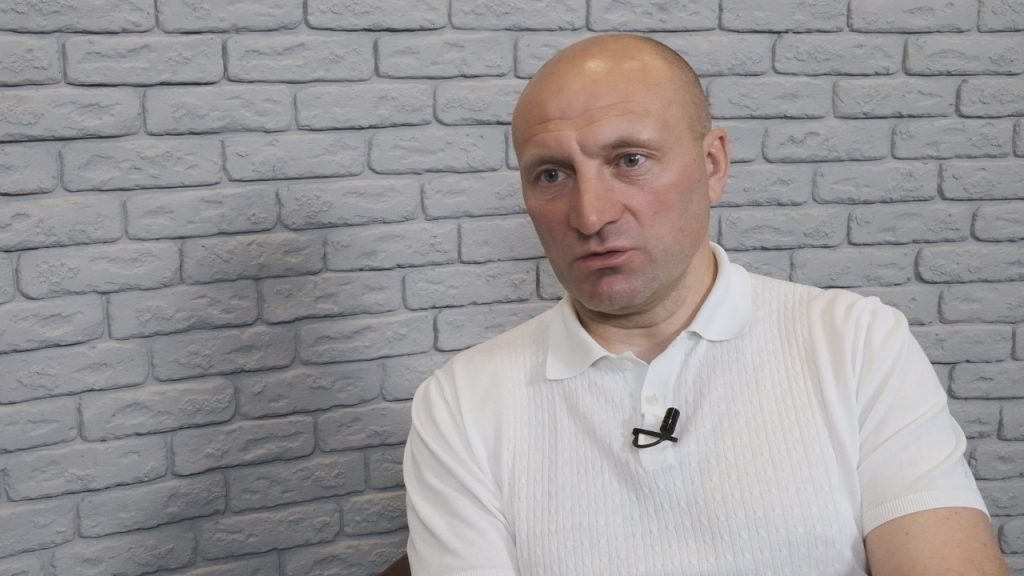 Міський голова Черкас Анатолій Бондаренко не візьме в свою команду весільних ведучих та фотографів, а виключно людей, що досягли професійних успіхів. Також мер Черкас розповів про причини звільнення заступниці, що була куратором ЖКГ і якій черкащани мають дякувати за монополіста-домоуправителя.