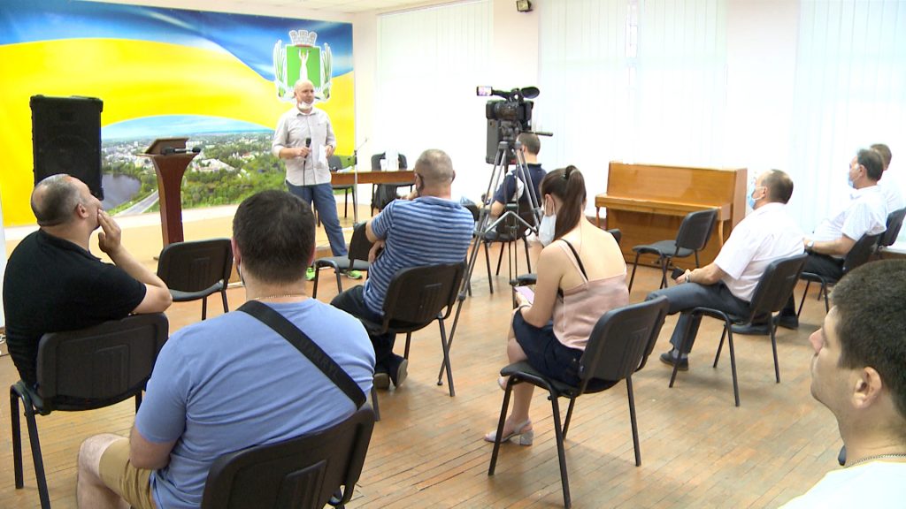 «Місцеві вибори: Нові правила гри» - саме під такою назвою 14 червня у Смілі відбувся семінар Центру Журналістики та Соціальних досліджень. Взяти участь у ньому запросили депутатів обласної, міської та районної рад, а також волонтерів і лідерів місцевих громадських організацій. Організували зустріч за ініціативи і безпосереднього сприяння депутата Черкаської обласної ради Івана Далібожака.