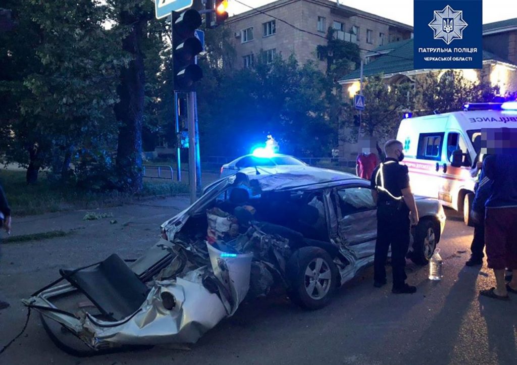 Автопригода сталася сьогодні вранці на перехресті вулиць Остафія Дашковича та Благовісної. Прибувши за вказаною адресою патрульні встановили, що водій автомобіля Skoda Octavia не надав переваги в русі вантажному авто КамАЗ.