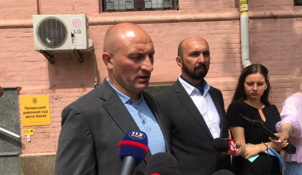 Саме судове засідання тривало менше години. Бондаренко та його адвокат заявили відвід судді. Проте його не задовільнили і засідання перенесли на 18 серпня. Очільник Черкас заявив, що суд необ'єктивний, адже, за його словами, суддя не повідомила належним чином президента України про позов.