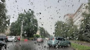 холодний атмосферний фронт приніс на Черкащину дощі, грози та шквали. В Умані та Звенигородці за 1-3 год. випало 20-29 мм дощу, що відповідає декадній нормі. А у м. Золотоноша лише за 3 години зареєстровано 42 мм дощу або 60% місячної норми. Така злива супроводжувалася шквальним вітром 19 м/с.