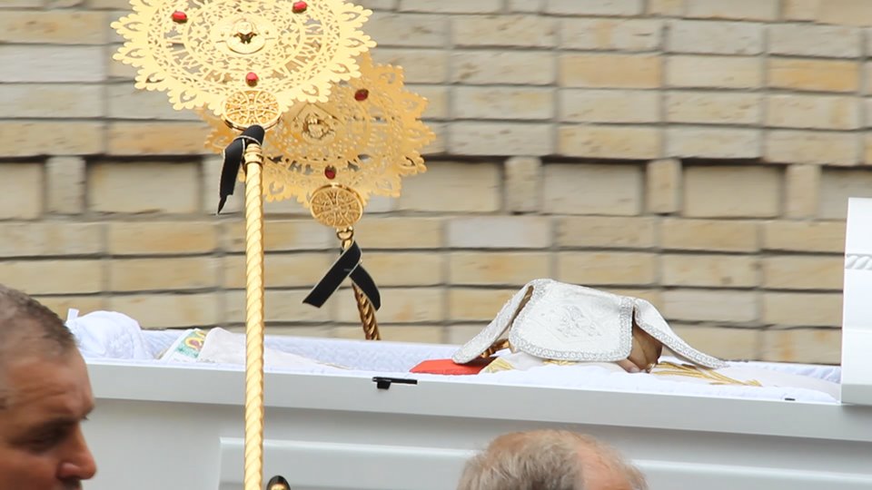 24 червня у Черкасах поблизу Свято-Михайлівського собору, на території Соборного скверу поховали митрополита Черкаського і Канівського Софронія