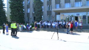 Зранку 23 червня на парапеті Смілянського Будинку рад зібрались люди. В руках - плакати з вимогами різного змісту. Від відставки нинішніх керівників міста до недовіри поліції, прокуратурі. Та найголовніше - це «Зарплату медикам», «повернуть на посаду Миколу Стуженка» та «Повернути фінансування на пільгові ліки». Медики і їх пацієнти стомились від такого ганебного стану речей. Твердять, вони просто заручники ситуації