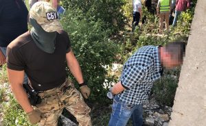 Громадянина України затримано «на гарячому» під час спроби вилучення засобів вчинення диверсії, 2 гранатометів РПГ-22 із гранатами до них, із заздалегідь підготовленого ворогом схрону.