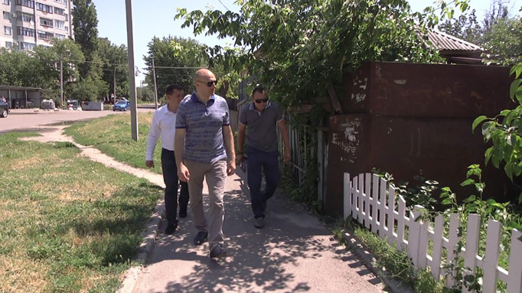 У Черкасах тривають ремонти асфальтового покриття міждворових проїздів. Наразі міський голова Анатолій Бондаренко проінспектував перевірку до ремонту у мікрорайоні "Припортовий".