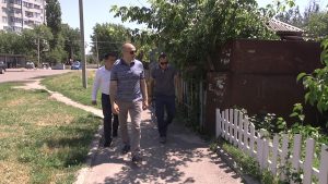 У Черкасах тривають ремонти асфальтового покриття міждворових проїздів. Наразі міський голова Анатолій Бондаренко проінспектував перевірку до ремонту у мікрорайоні "Припортовий".