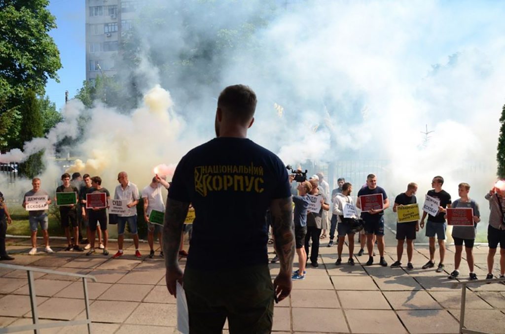 Причиною стали рішення суддів Романа Демчика і Світлани Позарецької, які відпустили наркоторговців під заставу лише у кількадесят тисяч гривень. Активісти анонсують: акція попереджувальна, і якщо керівництво суду ніяк не відреагує, а такі випадки матимуть місце і далі, - протести ставатимуть дедалі масовішими.