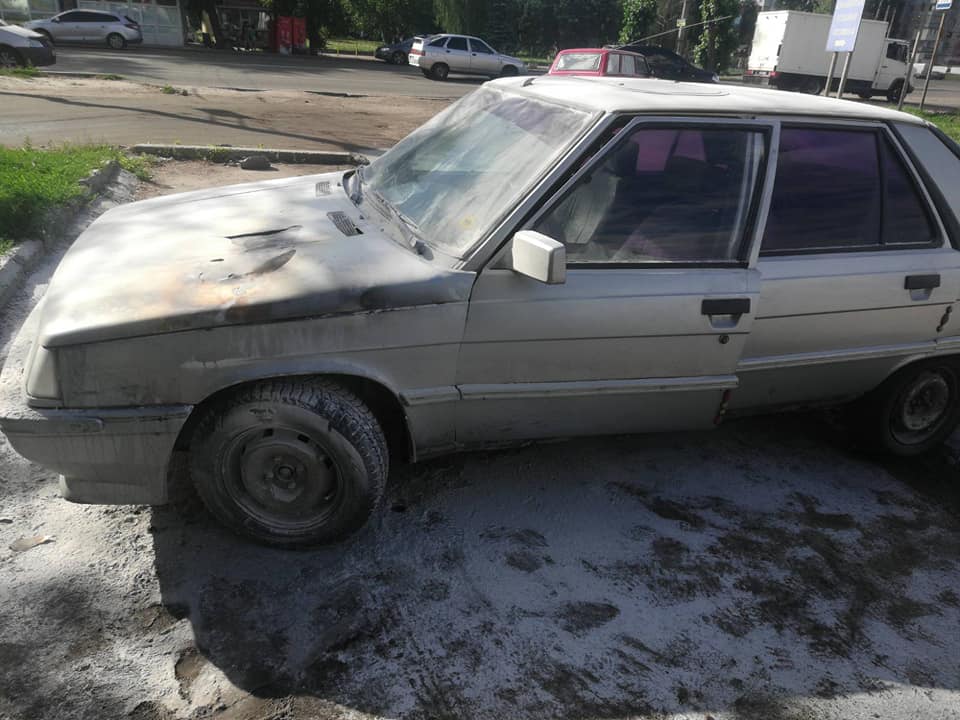 15 липня у Черкасах на вулиці Смілянській рятувальники ліквідували загоряння легкового автомобіля «Renault 11»