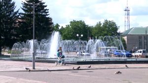 Фонтан у центрі Сміли не працював через технічні несправності. За вказівкою міського голови КП «ВодГео» здійснили ремонт. Потрібні запчастини закуплені за кошти благодійників.