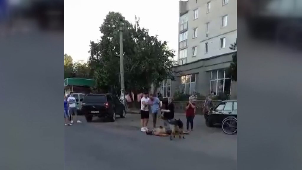 Нетверезий смілянин із собакою жорстоко побив людину