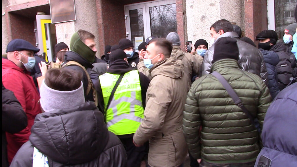 штовханина перед сесією