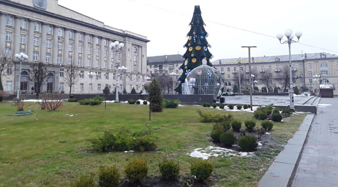 На Соборній площі встановили головну новорічну ялинку Черкас