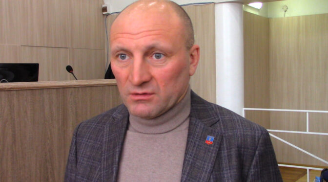 Анатолій Бондаренко не підтримує ідею присутності активістів у виконкомі, оскільки депутати і є представниками громади
