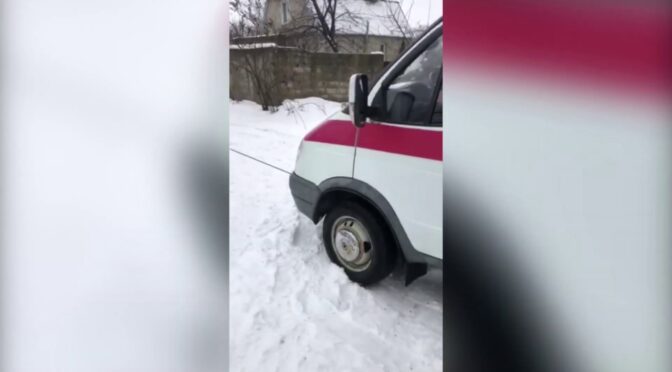 Впродовж доби рятувальники тричі витягали зі снігових заметів автомобілі швидкої допомоги