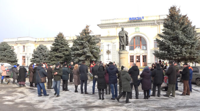 Сміляни відзначили 207-му річницю від Дня народження Т. Шевченка, зібравшись біля пам’ятника Великому Кобзареві на привокзальній площі