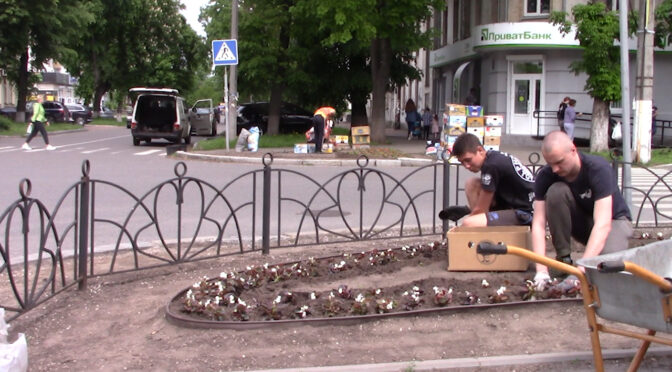 Черкаські підприємці власним коштом прикрашають вулиці міста квітами