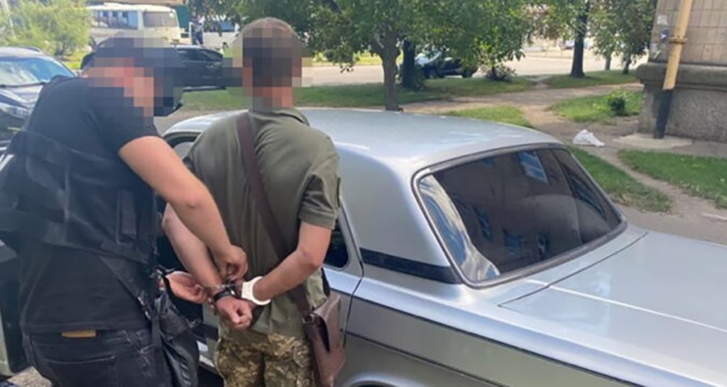 Військовослужбовця затримали 31 серпня 2021 року після отримання 1400 доларів за сприяння в уникненні призову на строкову службу.