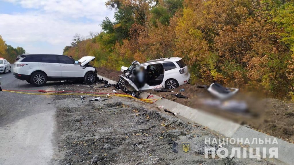 на автодорозі Н-16 між селами Княжа та Багачівка Звенигородського району зіштовхнулись автомобілі Range Rover та Citroën