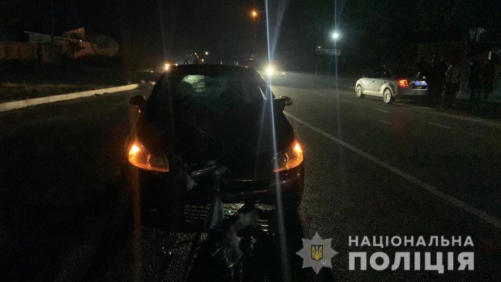 водійка автомобіля Citroen C4, рухаючись населеним пунктом, здійснила наїзд на пішохода. Жінка переходила проїжджу частини дороги у невстановленому місці, на неосвітленій ділянці