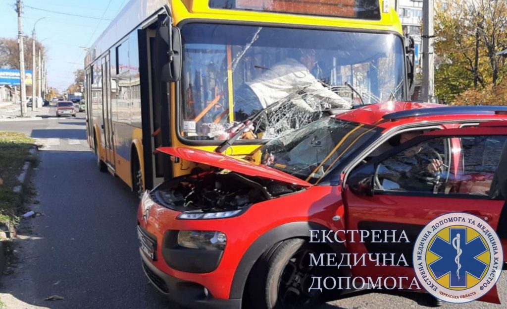 На перехресті вулиць Грушевського та Гоголя не розминулися тролейбус та Citroen