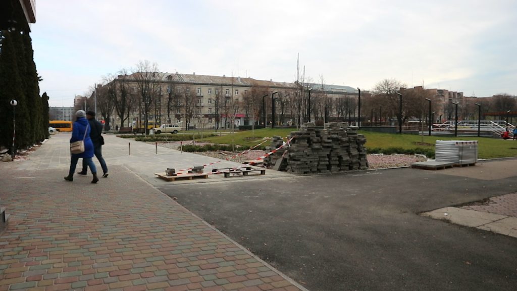 Поруч зі сквером «Юність» у Черкасах перекрили рух транспорту тротуаром