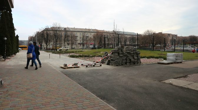 Поруч зі сквером «Юність» у Черкасах перекрили рух транспорту тротуаром