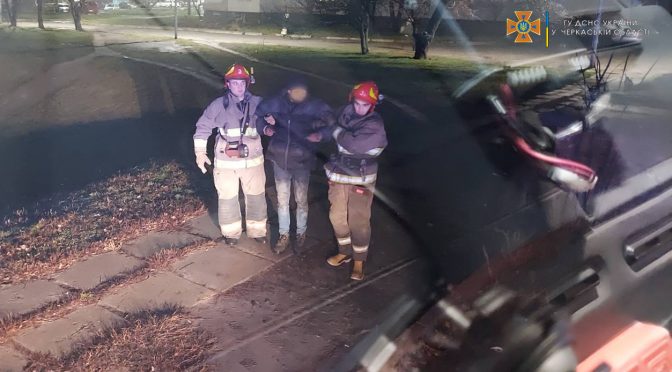 У Черкасах на пожежі рятувальники виявили непритомного чоловіка