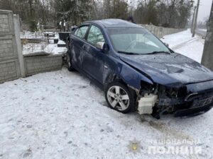 в'їхав у паркан кладовища