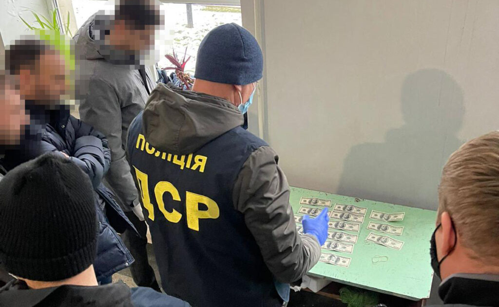 реєстратора упіймали на хабарі