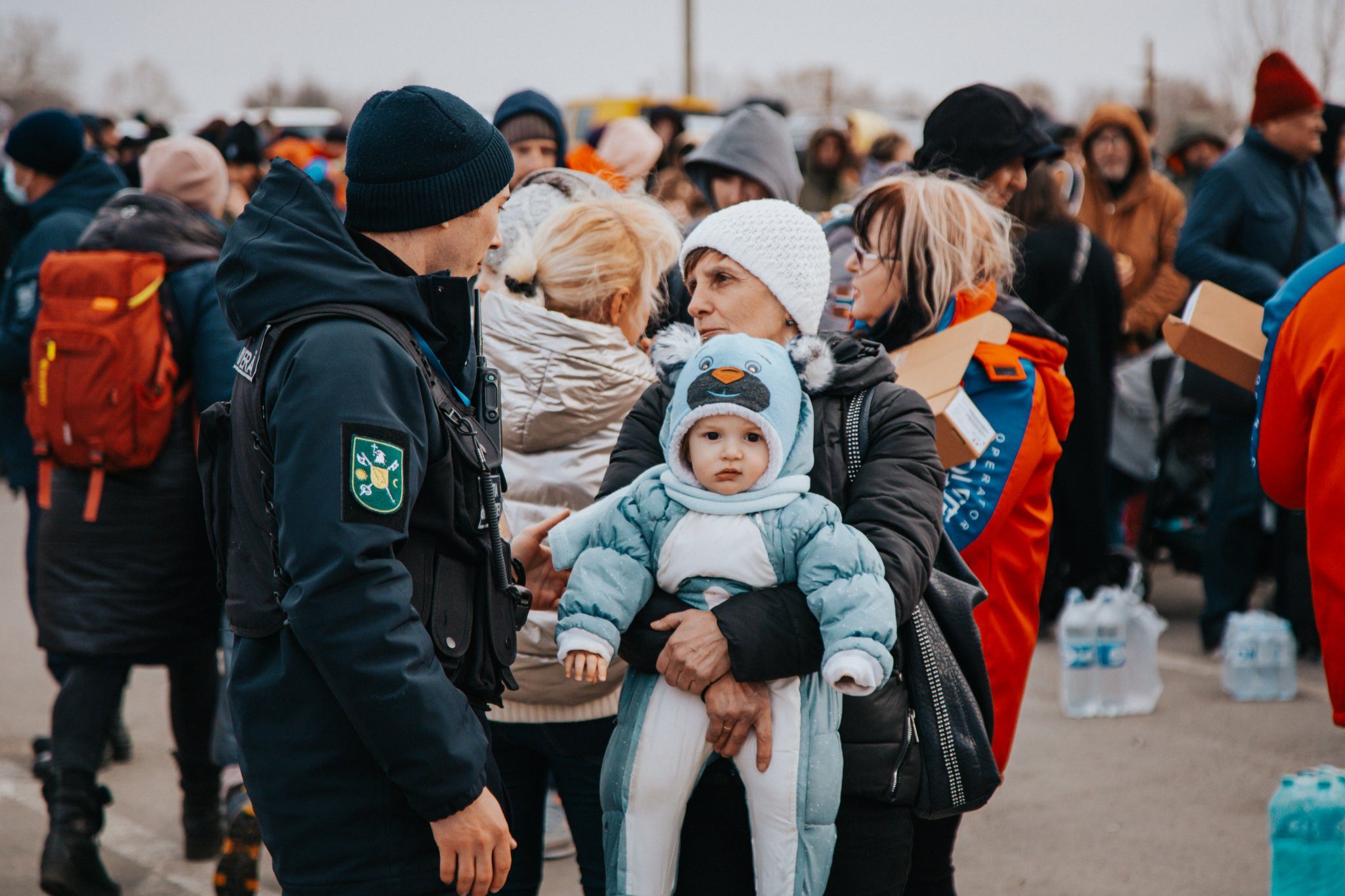 Выплаты украинцам. Центр беженцев в Молдове. Беженцы в Молдавии в 2022. Беженцы из Украины. Украинские беженцы с детьми в Европе.