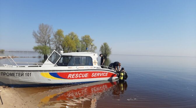 Рятувальники обстежують дно Дніпра на пляжі «Казбетський»