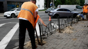 У середмісті Черкас подбали про безпеку на дорозі: на перехресті бульвару Шевченка та вулиці Дашкевича встановлюють нове огородження