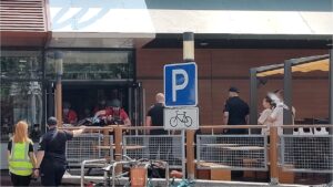 Стрілянина в центрі міста: озброєний чоловік зайшов до приміщення McDonald’s, відкрив вогонь та забарикадувався у вбиральні. Після затримання терориста, який мав ознаки самопоранення, медики доправили до міської лікарні для надання допомоги