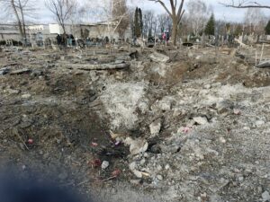 Черкасці приїхали перевірити могили рідних після ракетного удару по цвинтарю у Святвечір