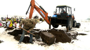 Морози створюють виклики для комунальників не лише на дорогах і в тепломережах, а й на кладовищах: у Смілі через сильне промерзання ґрунту підготовка місць поховань потребує спеціальної техніки і додаткового часу