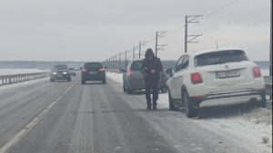 Через ожеледь на дамбі машини сповільнилися до 40-50 км/год: дорогу не обробили протиожеледними засобами