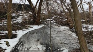 Каналізацію з будинку на заповідні схили Дніпра? Як мешканці Казбету вирішують питання благоустрою будинків