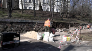 На Замковому узвозі обвалилася частина опорної стінки: тривають відновлювальні роботи